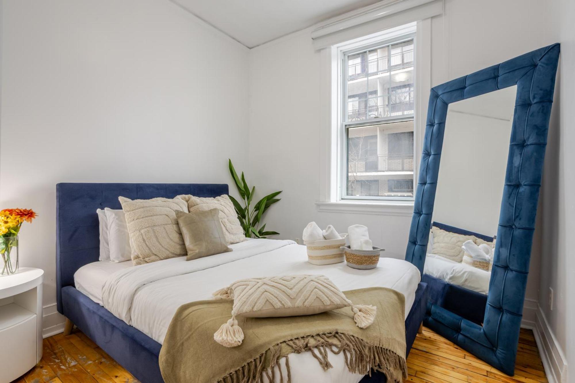 Chic 4br Haven Sunlit In Downtown Mtl *