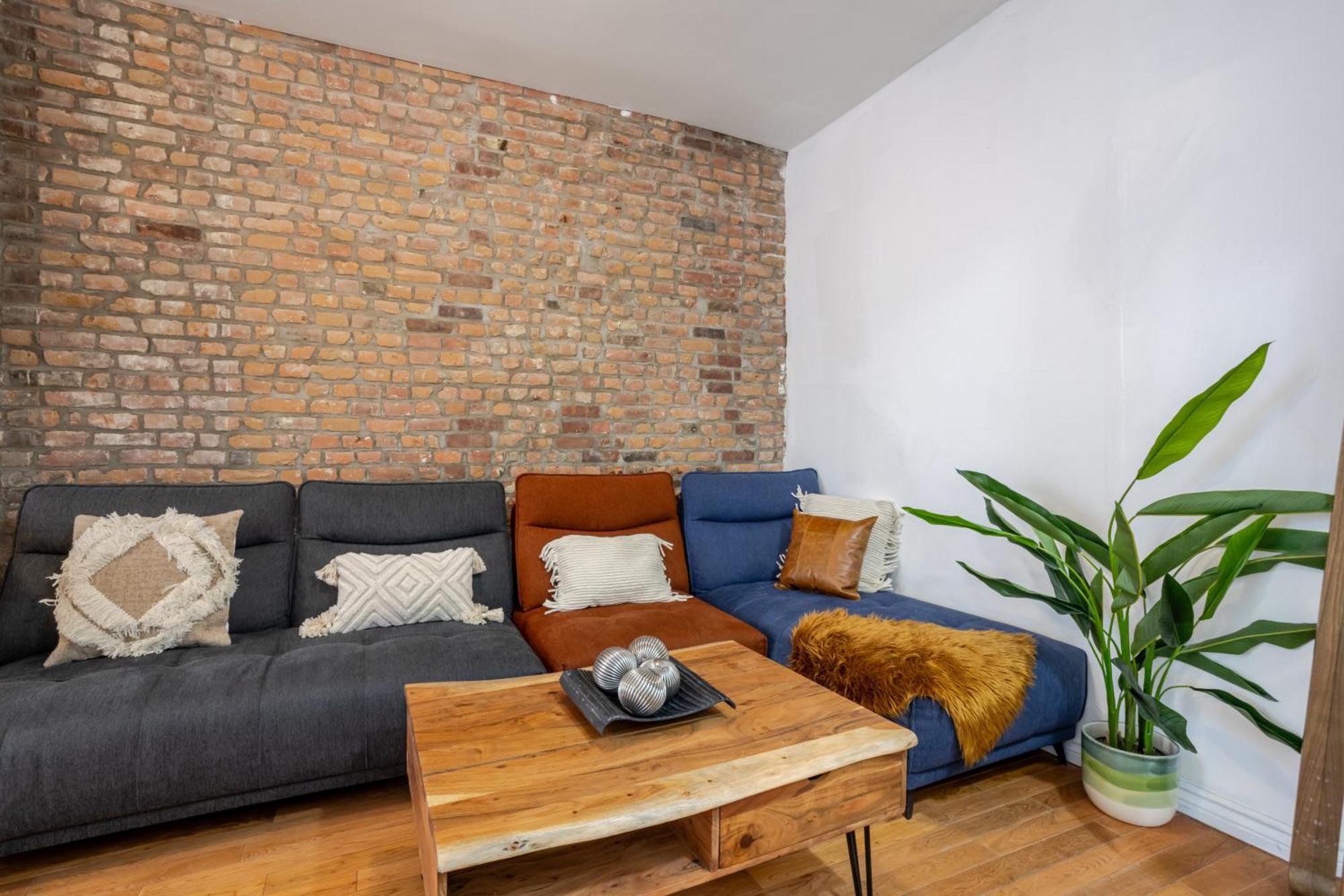 Chic 4br Haven Sunlit In Downtown Mtl Appartement *