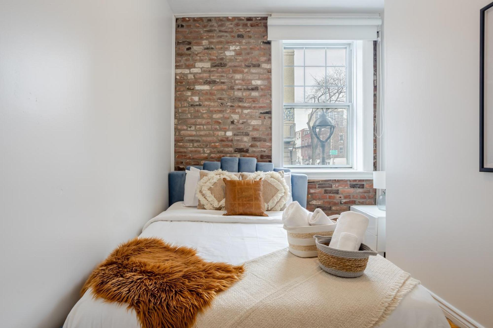 Chic 4br Haven Sunlit In Downtown Mtl Montréal