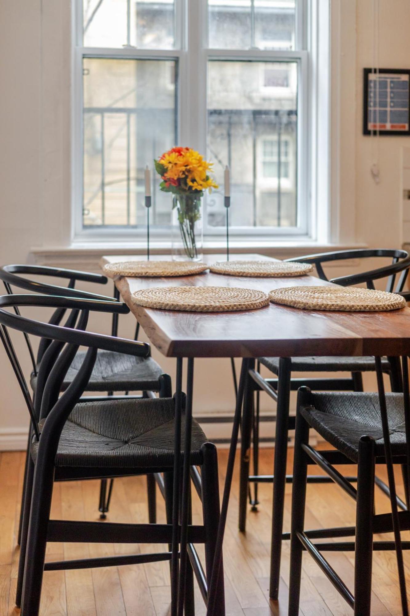 Chic 4br Haven Sunlit In Downtown Mtl Montréal