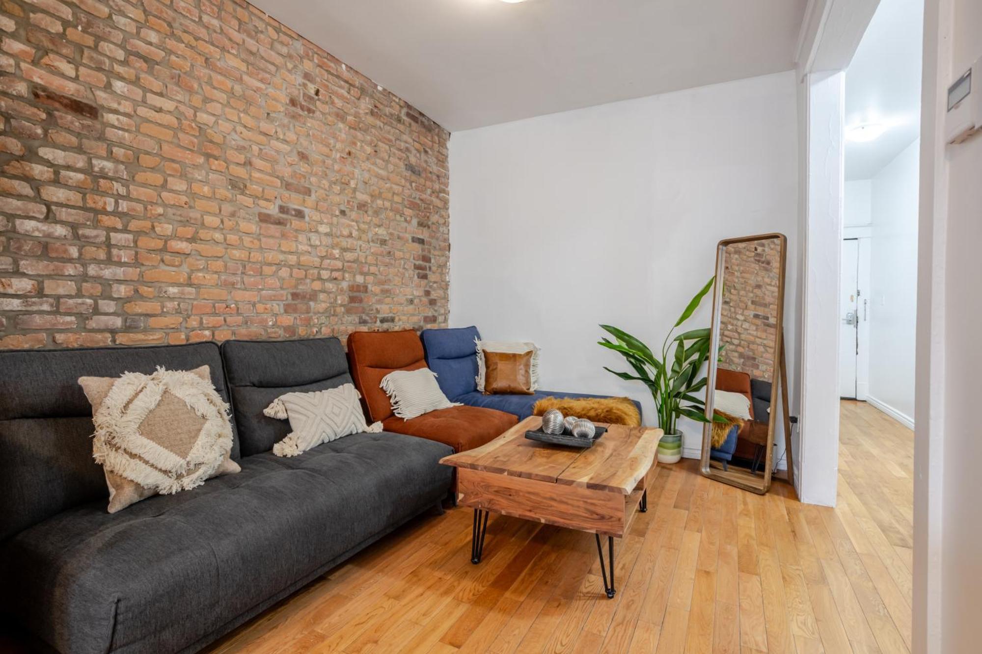 Chic 4br Haven Sunlit In Downtown Mtl