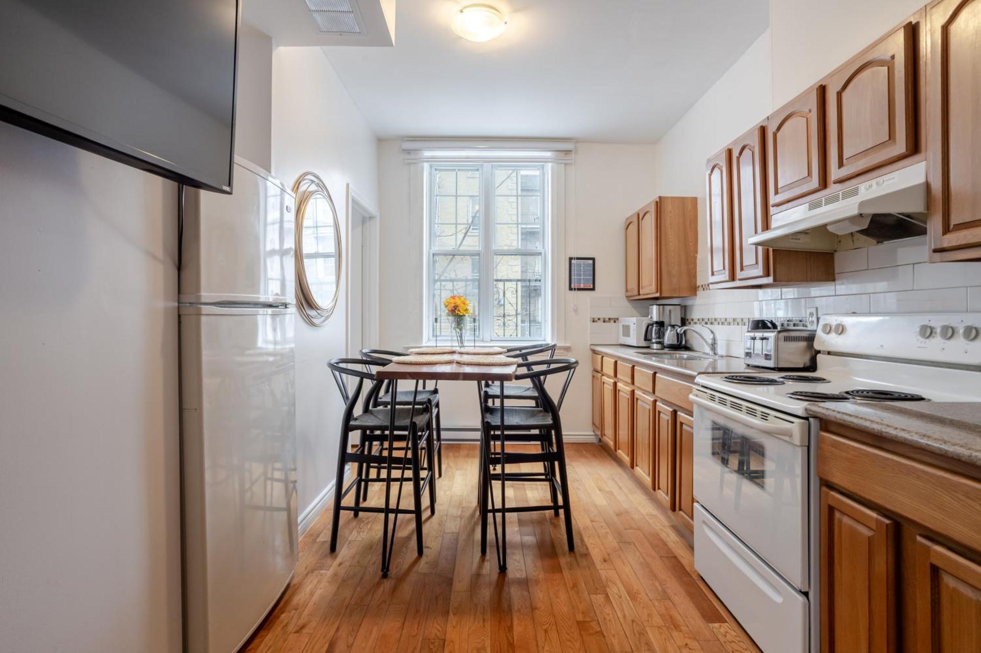Chic 4br Haven Sunlit In Downtown Mtl Appartement *