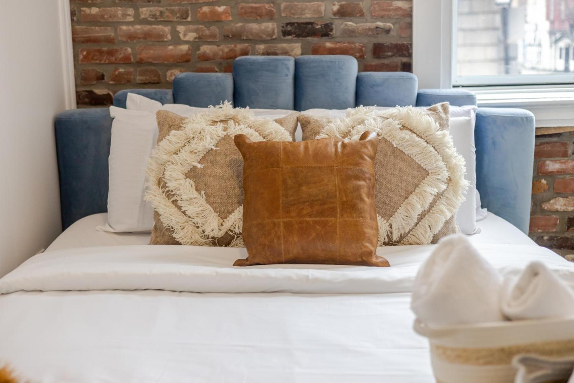 Chic 4br Haven Sunlit In Downtown Mtl Appartement *
