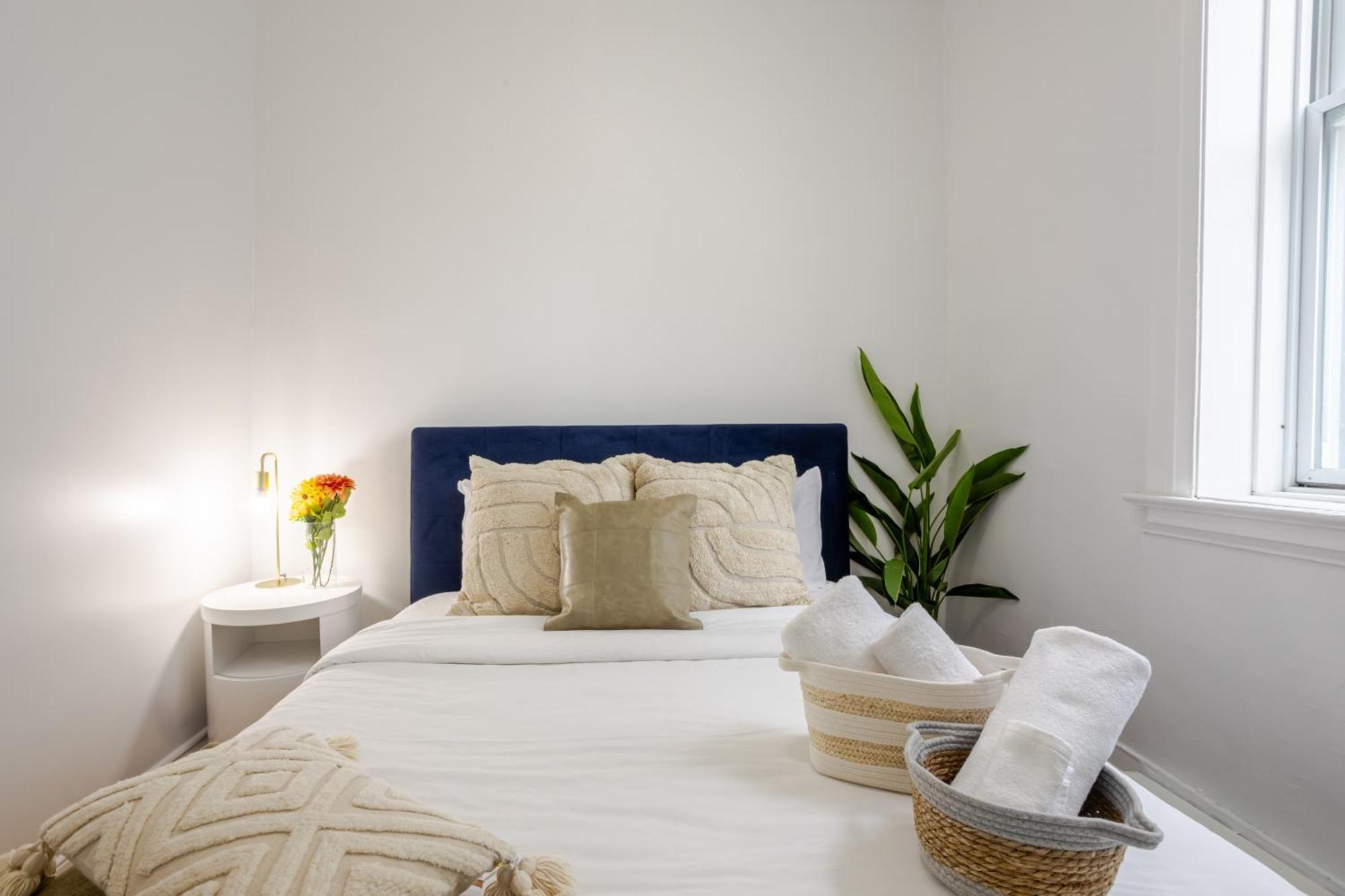Chic 4br Haven Sunlit In Downtown Mtl Appartement