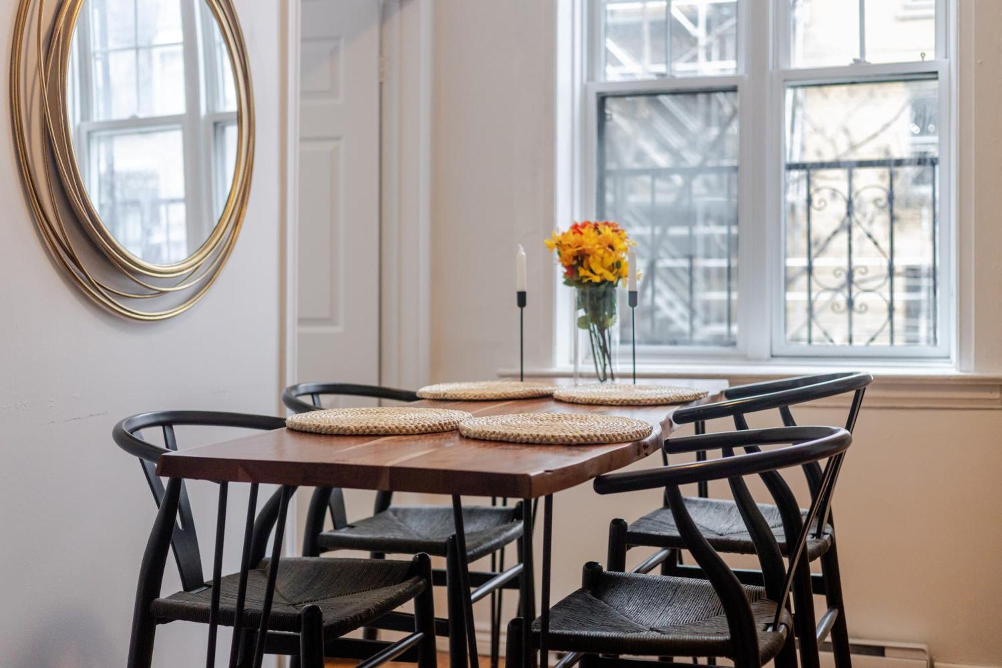Appartement Chic 4br Haven Sunlit In Downtown Mtl *