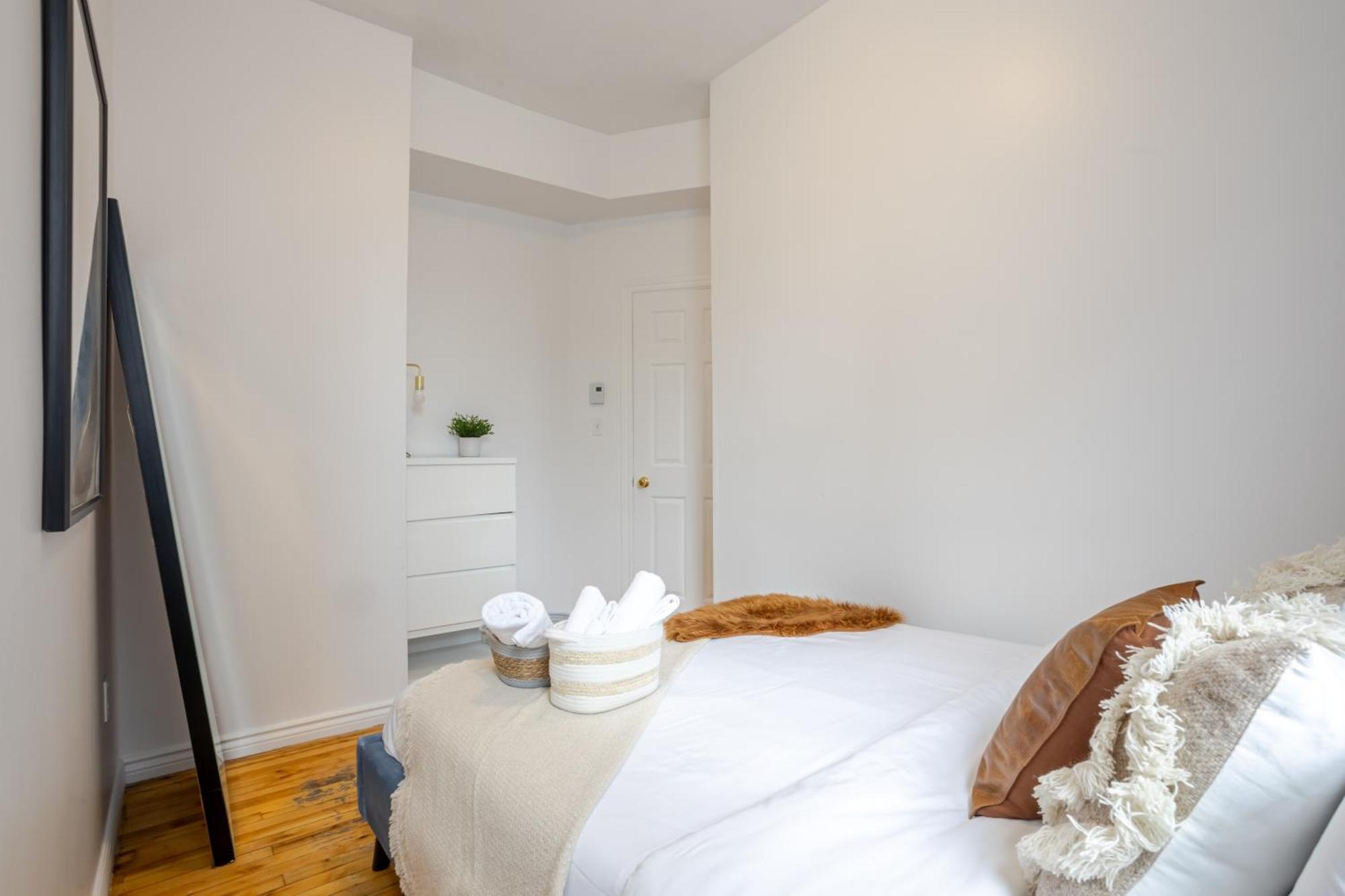 Chic 4br Haven Sunlit In Downtown Mtl