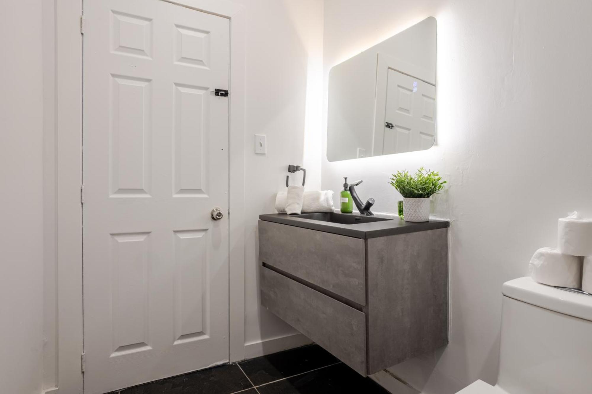 Appartement Chic 4br Haven Sunlit In Downtown Mtl