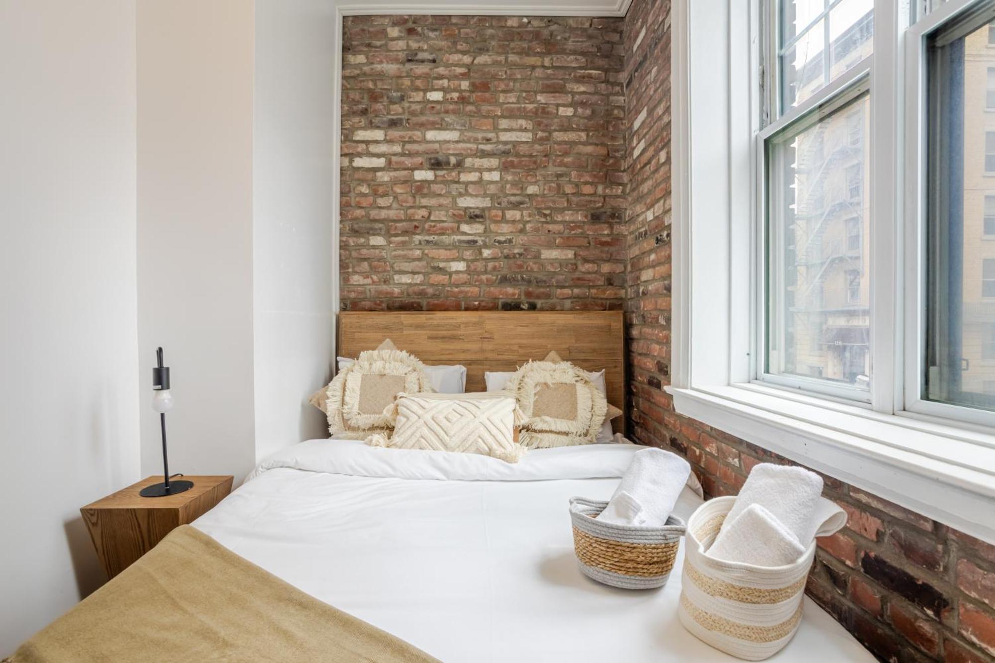 Chic 4br Haven Sunlit In Downtown Mtl *