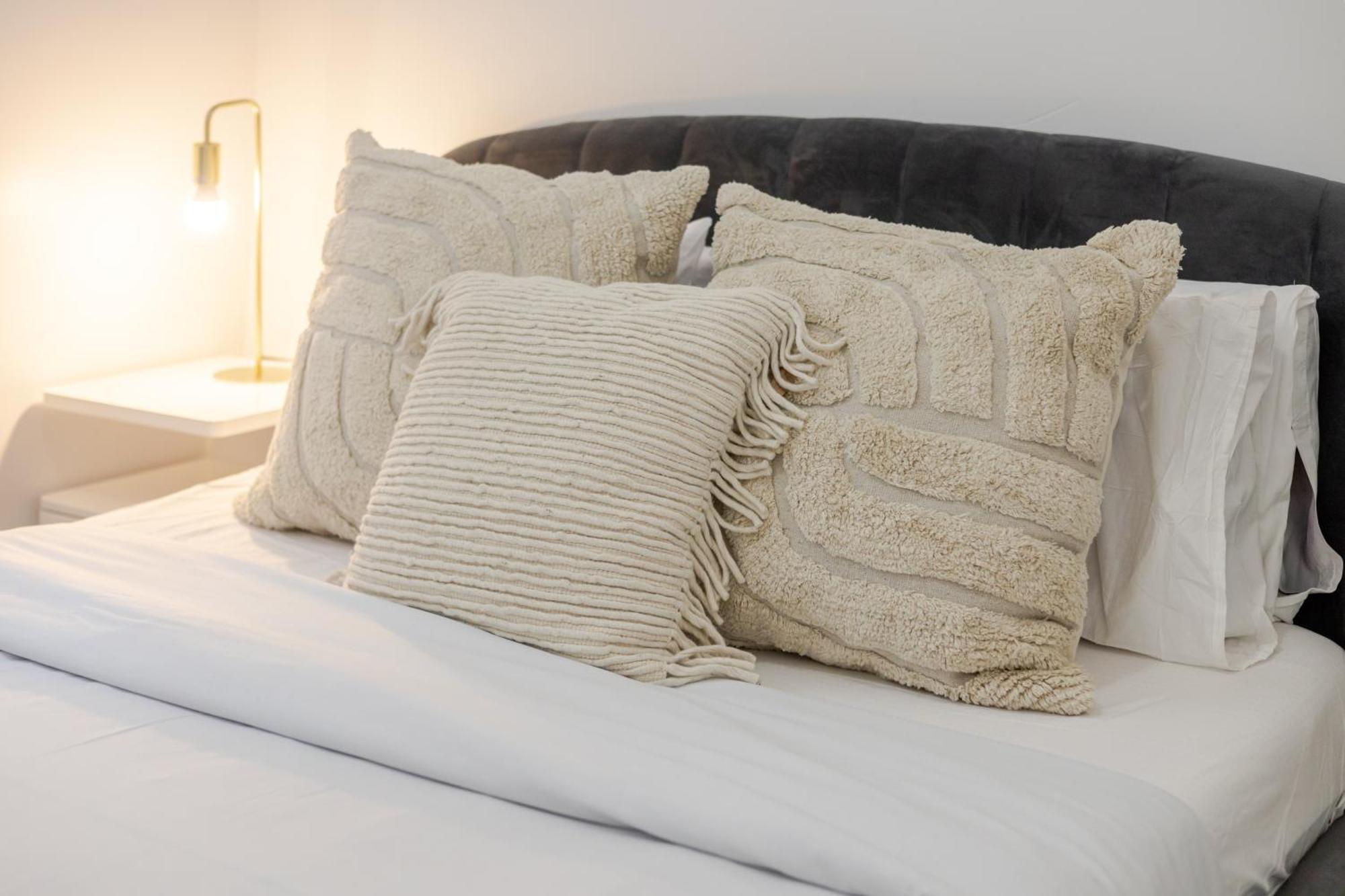 Chic 4br Haven Sunlit In Downtown Mtl