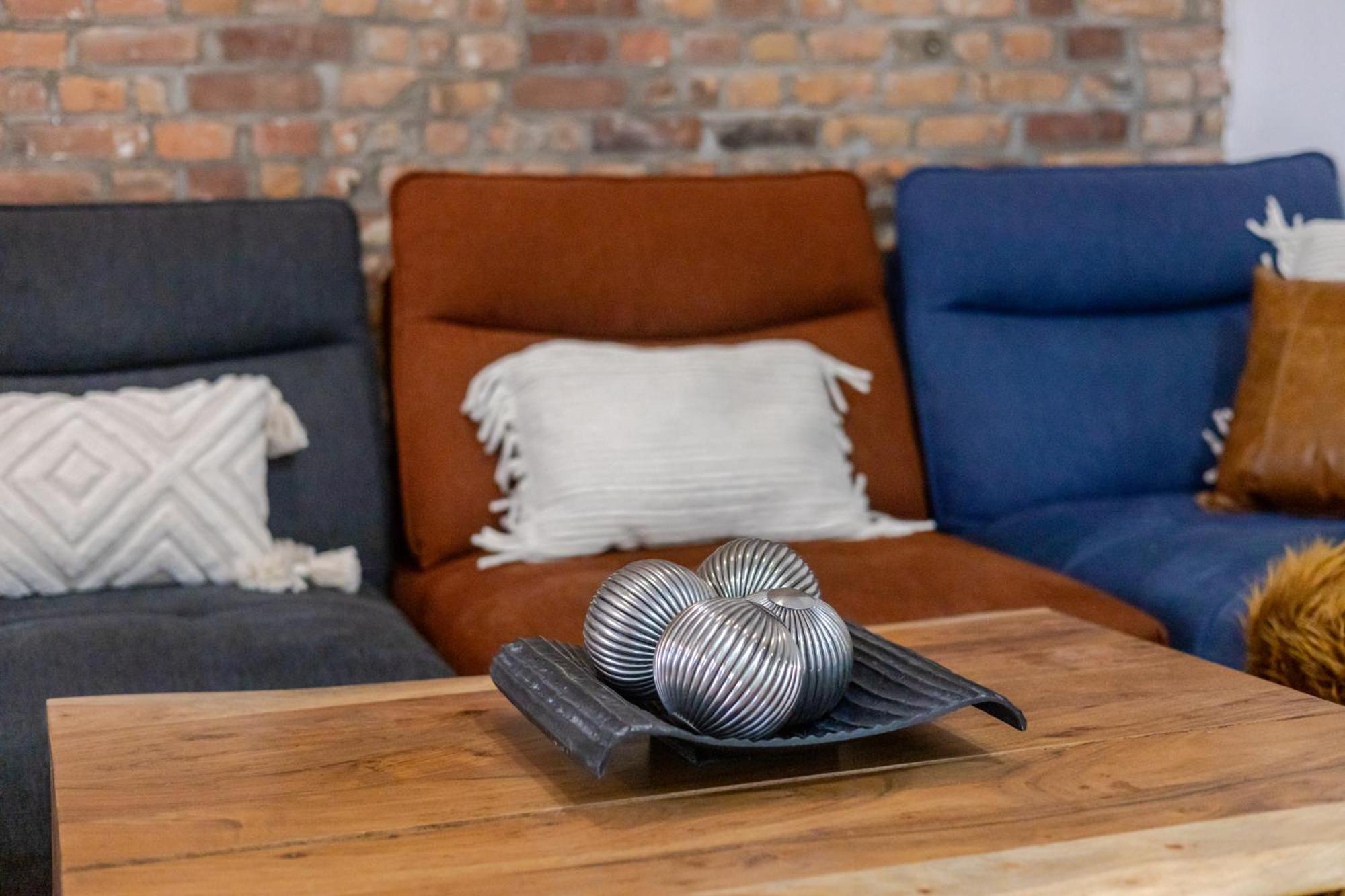 Chic 4br Haven Sunlit In Downtown Mtl Appartement Montréal