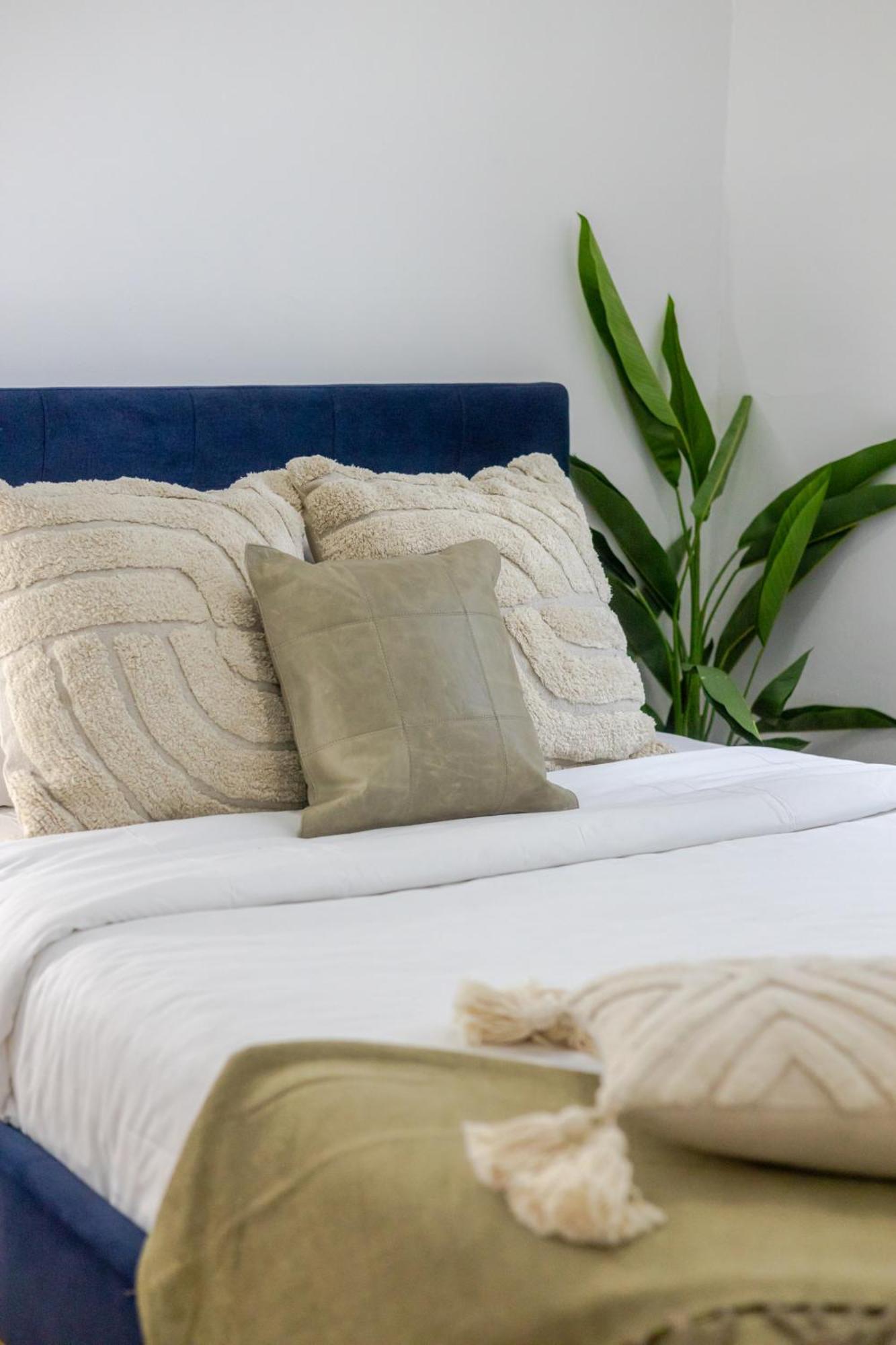 Chic 4br Haven Sunlit In Downtown Mtl *