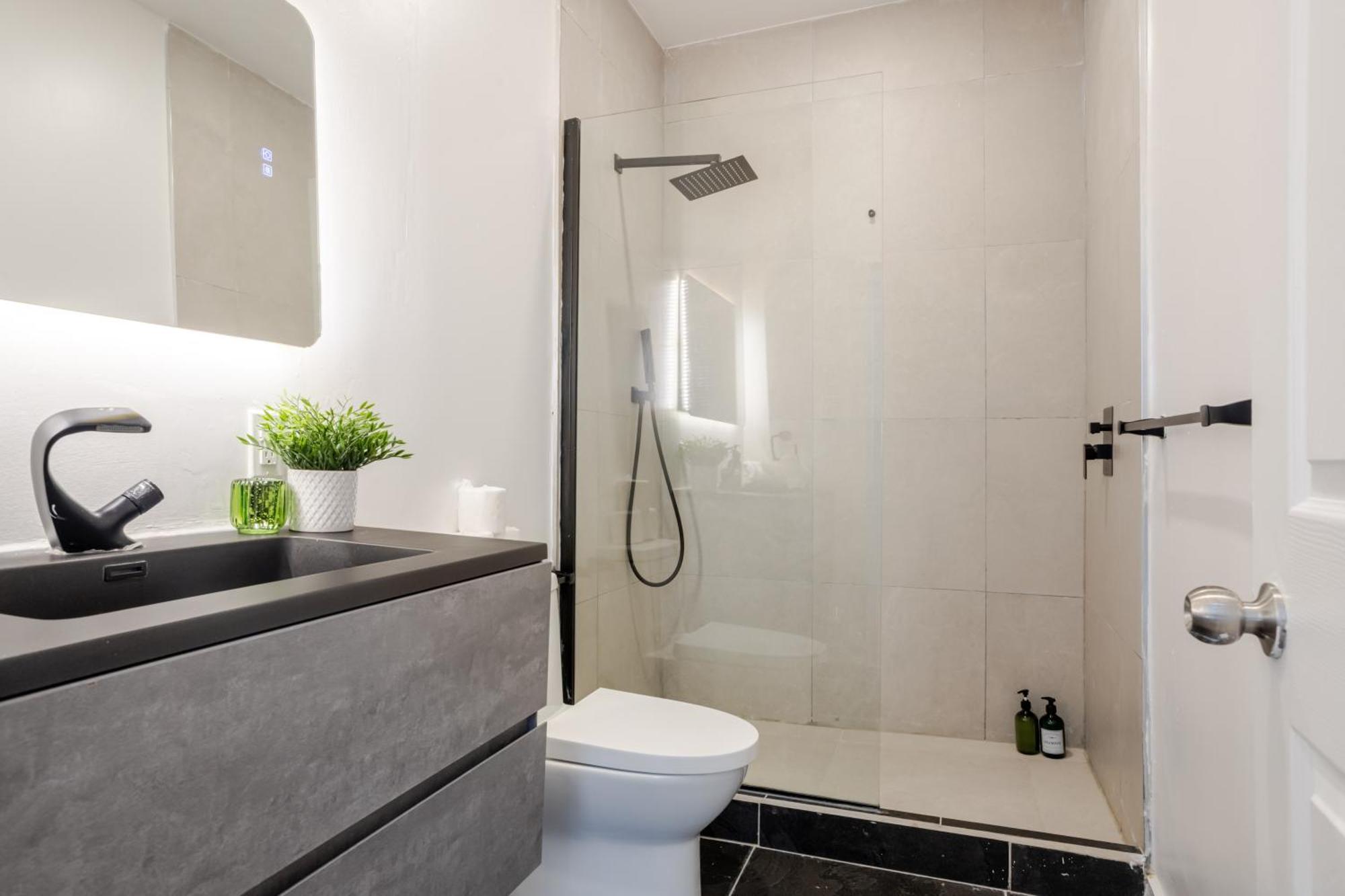 Chic 4br Haven Sunlit In Downtown Mtl Montréal