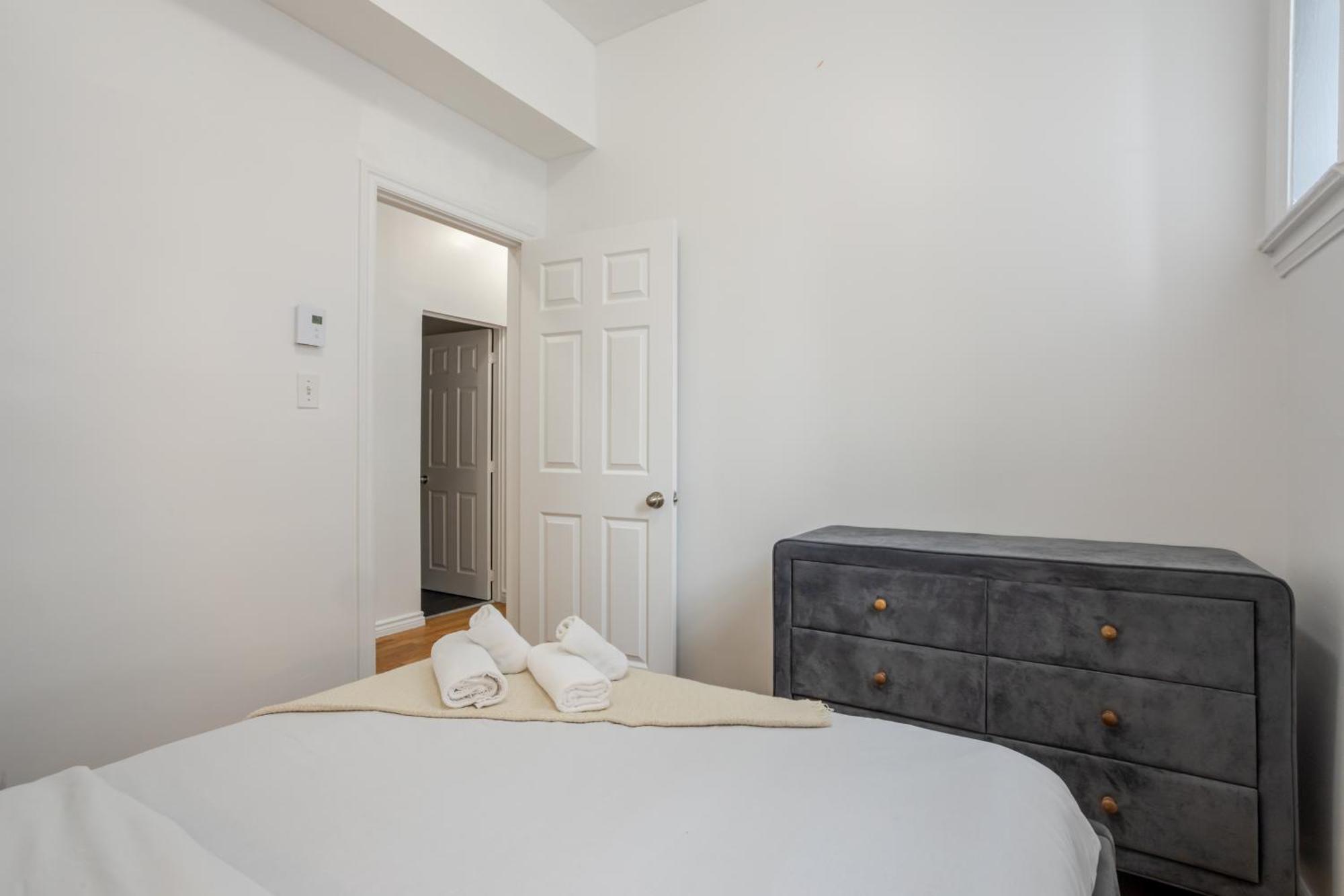 Appartement Chic 4br Haven Sunlit In Downtown Mtl