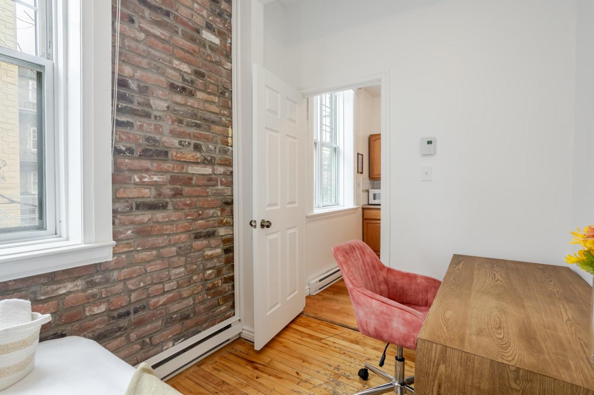 Appartement Chic 4br Haven Sunlit In Downtown Mtl *