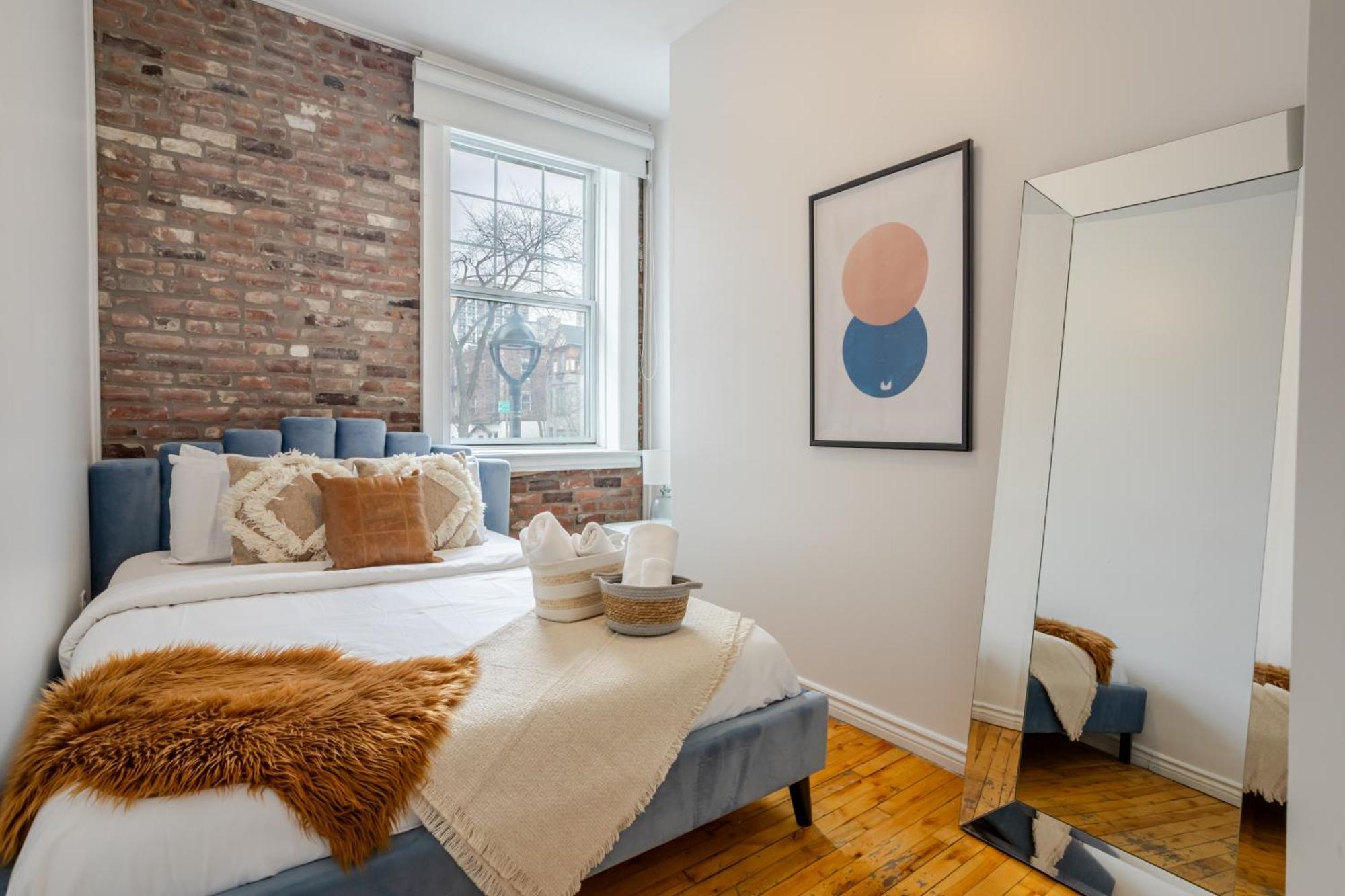 Chic 4br Haven Sunlit In Downtown Mtl Montréal