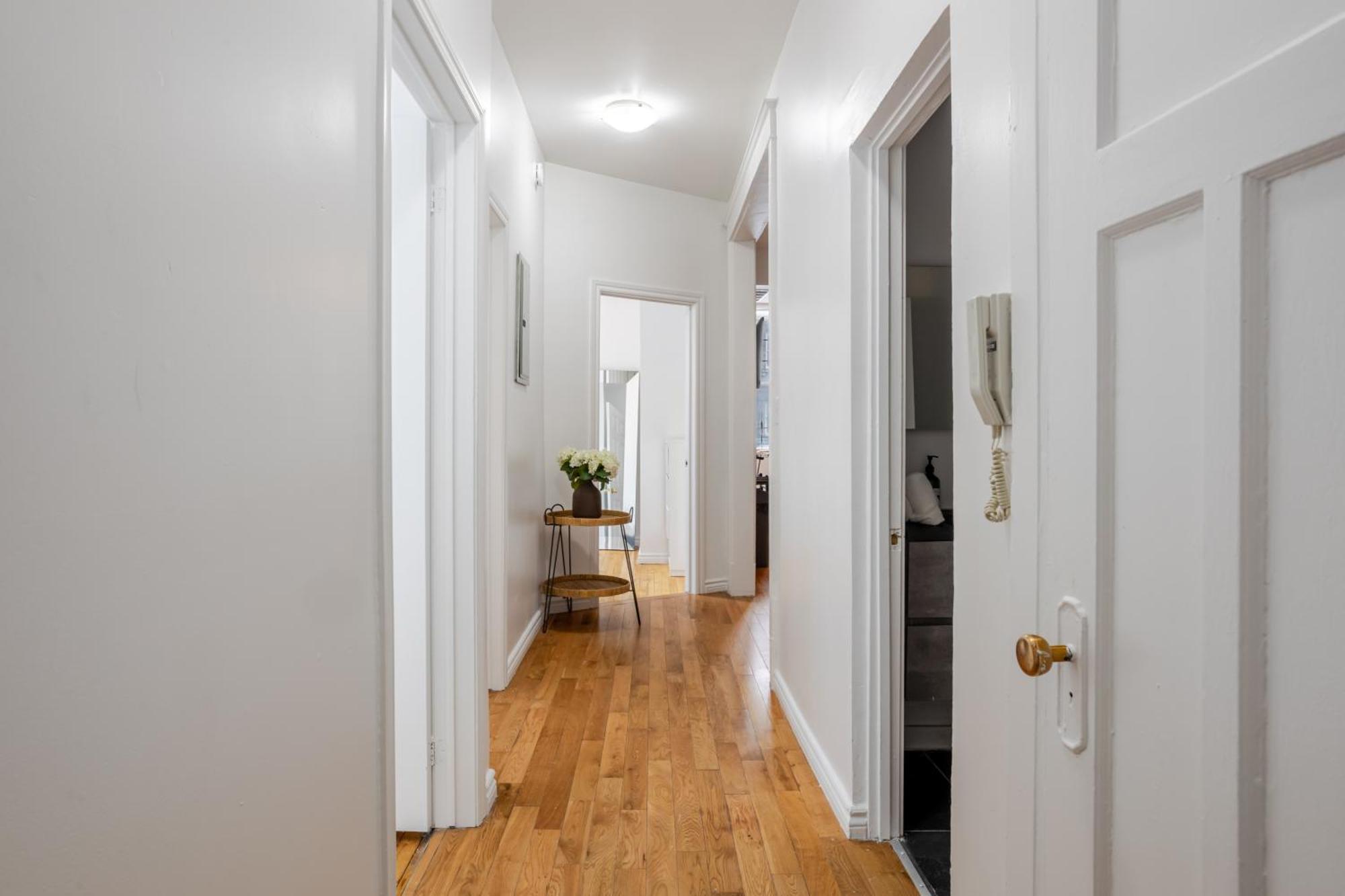 Appartement Chic 4br Haven Sunlit In Downtown Mtl *